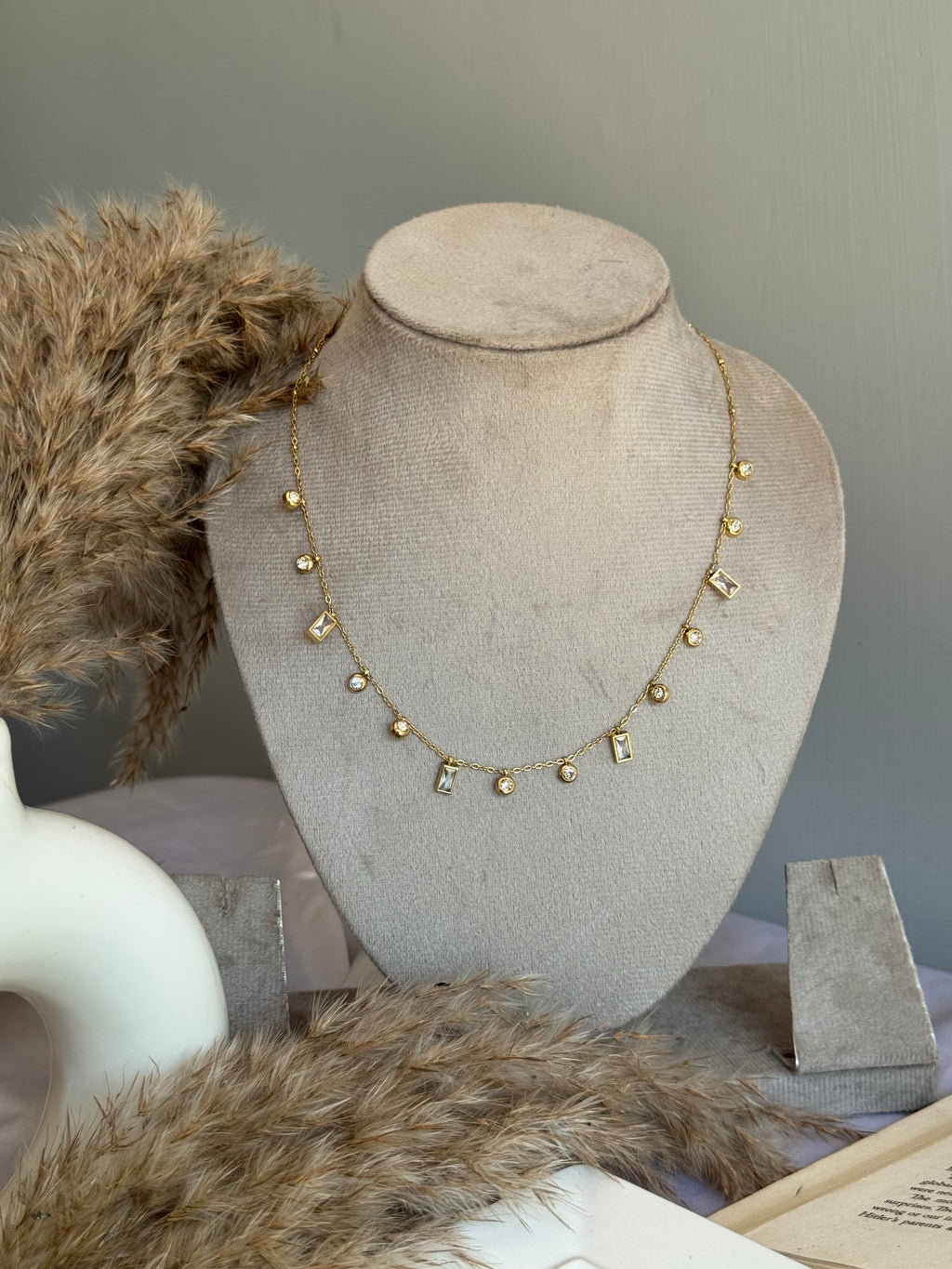 SCARLET WHITE NECKLACE