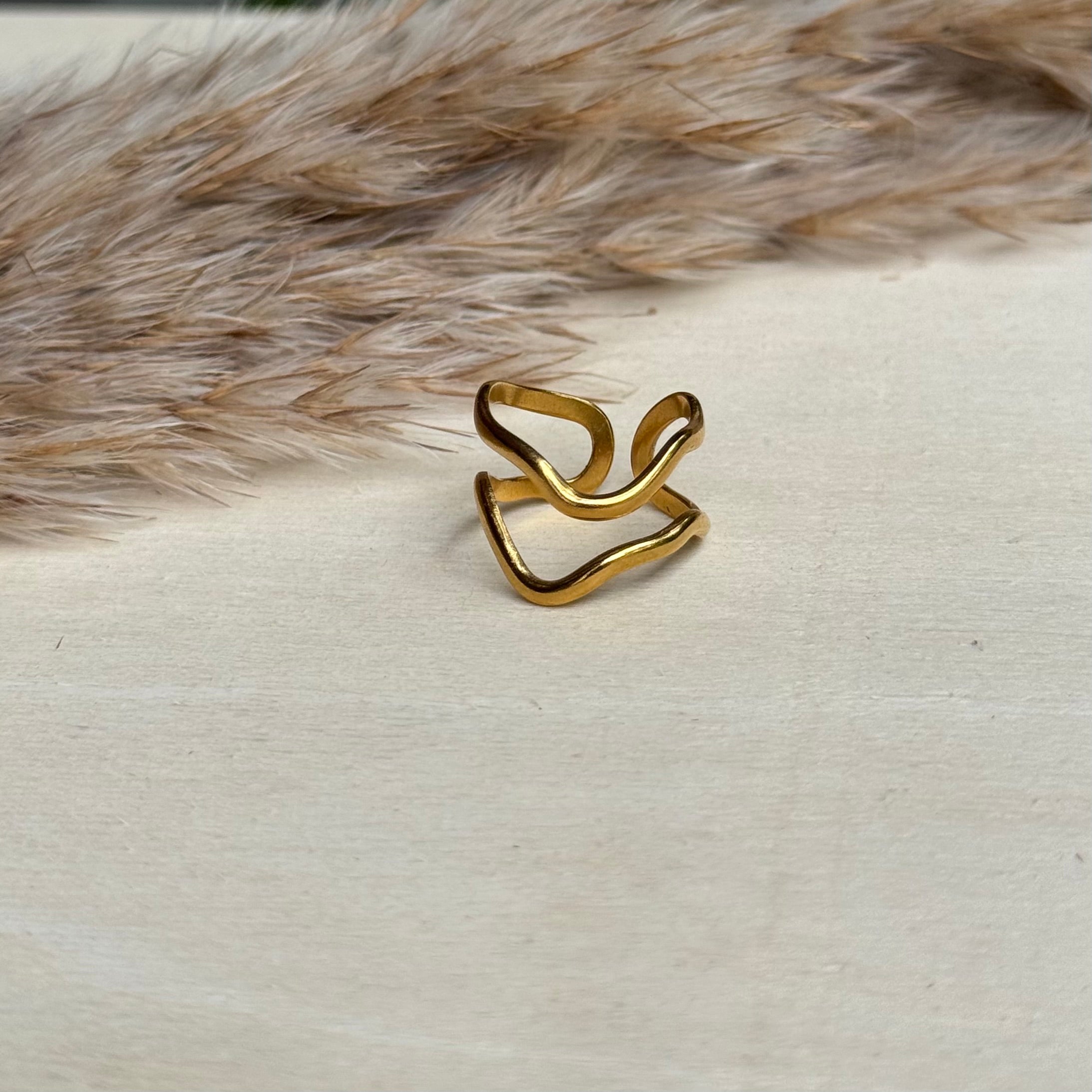 Wavy ring