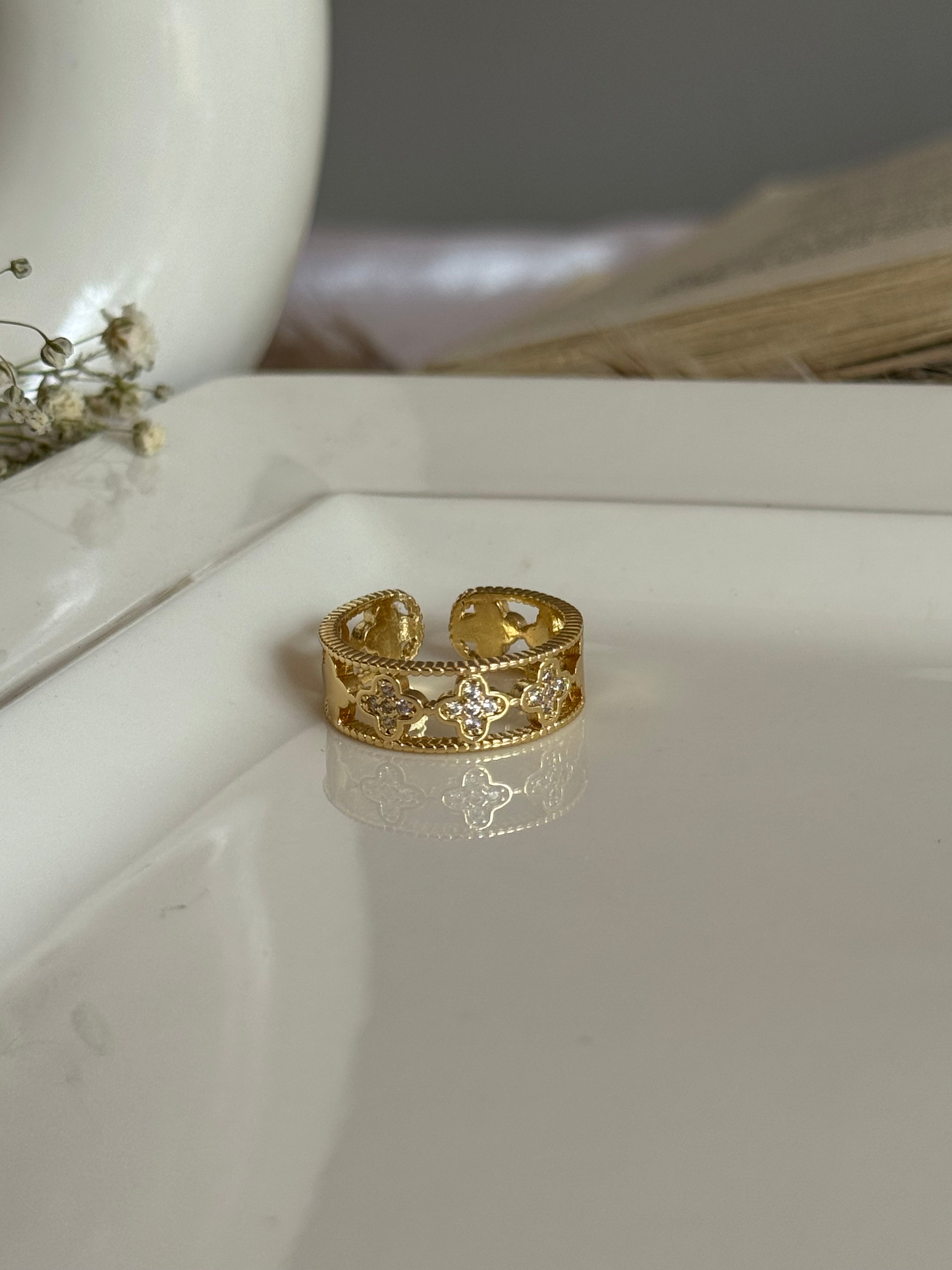CLOVER RING