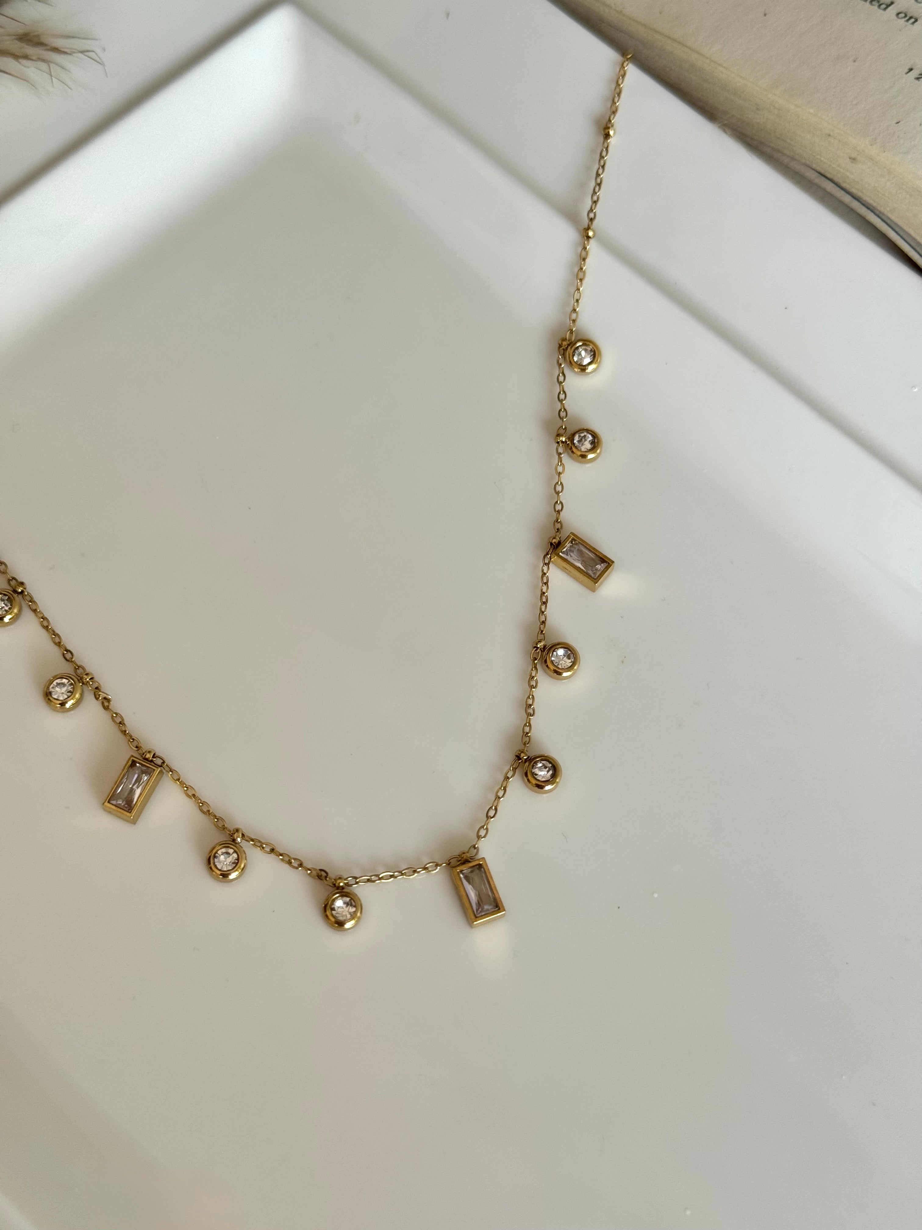 SCARLET WHITE NECKLACE