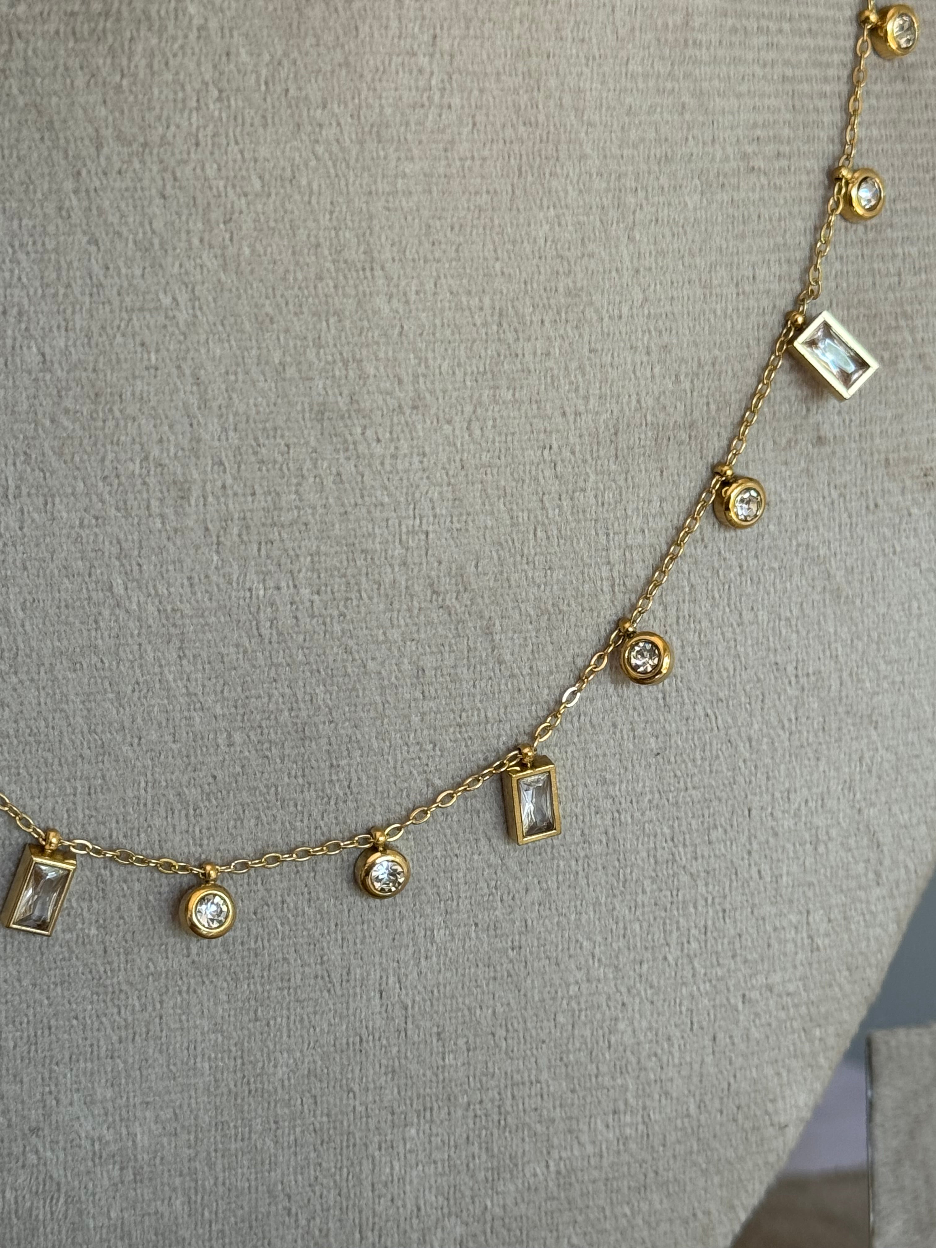 SCARLET WHITE NECKLACE