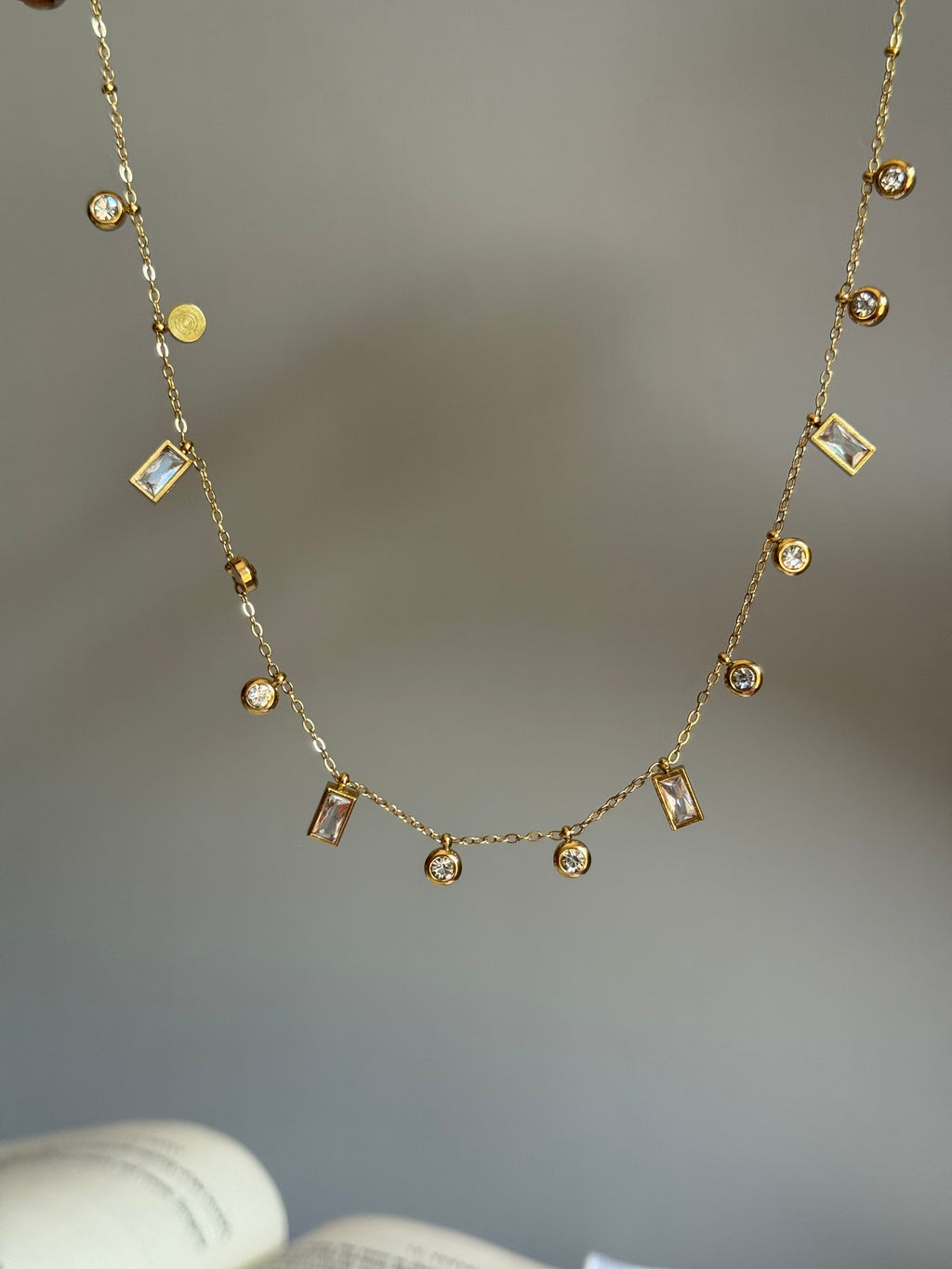 SCARLET WHITE NECKLACE