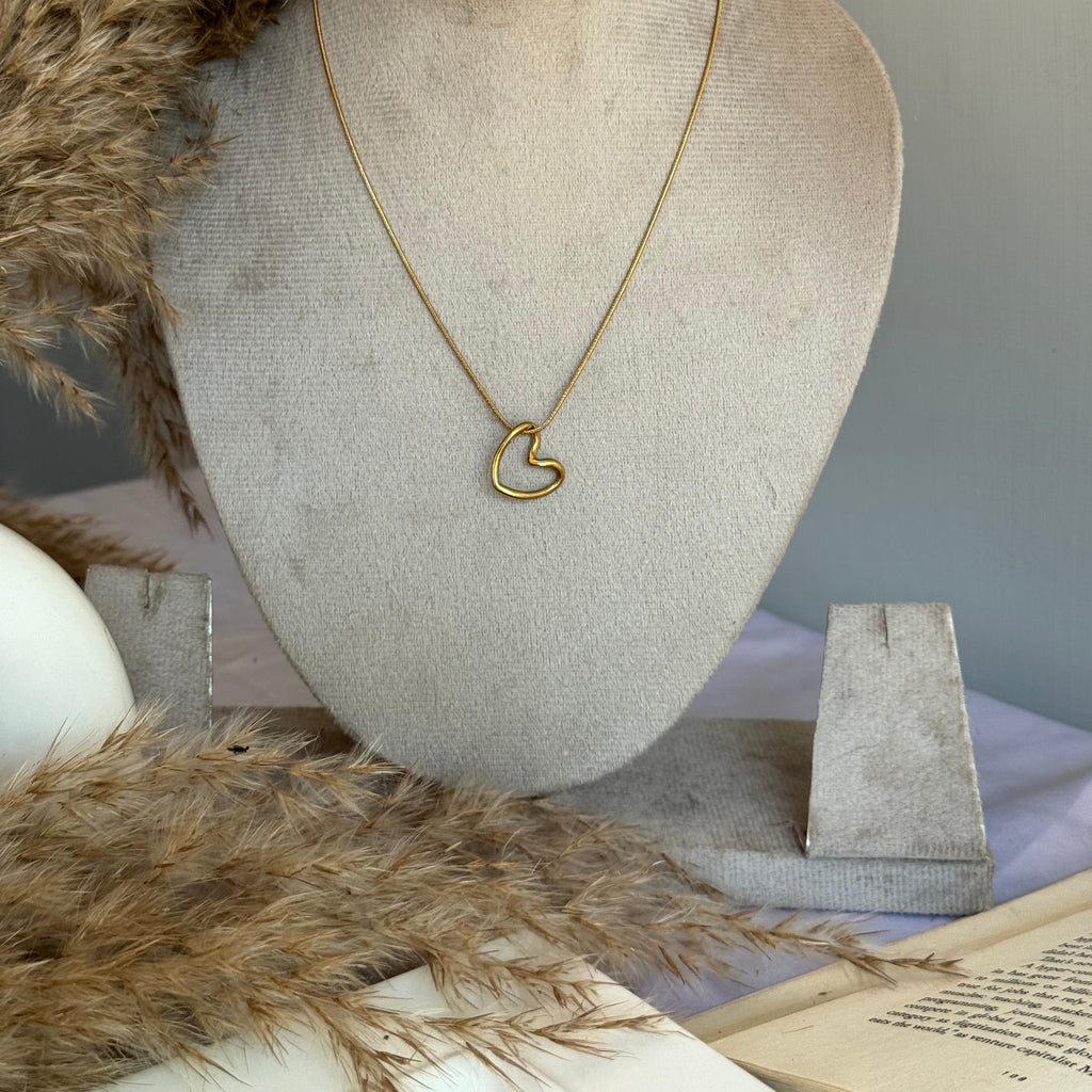 HANGING HEART NECKLACE