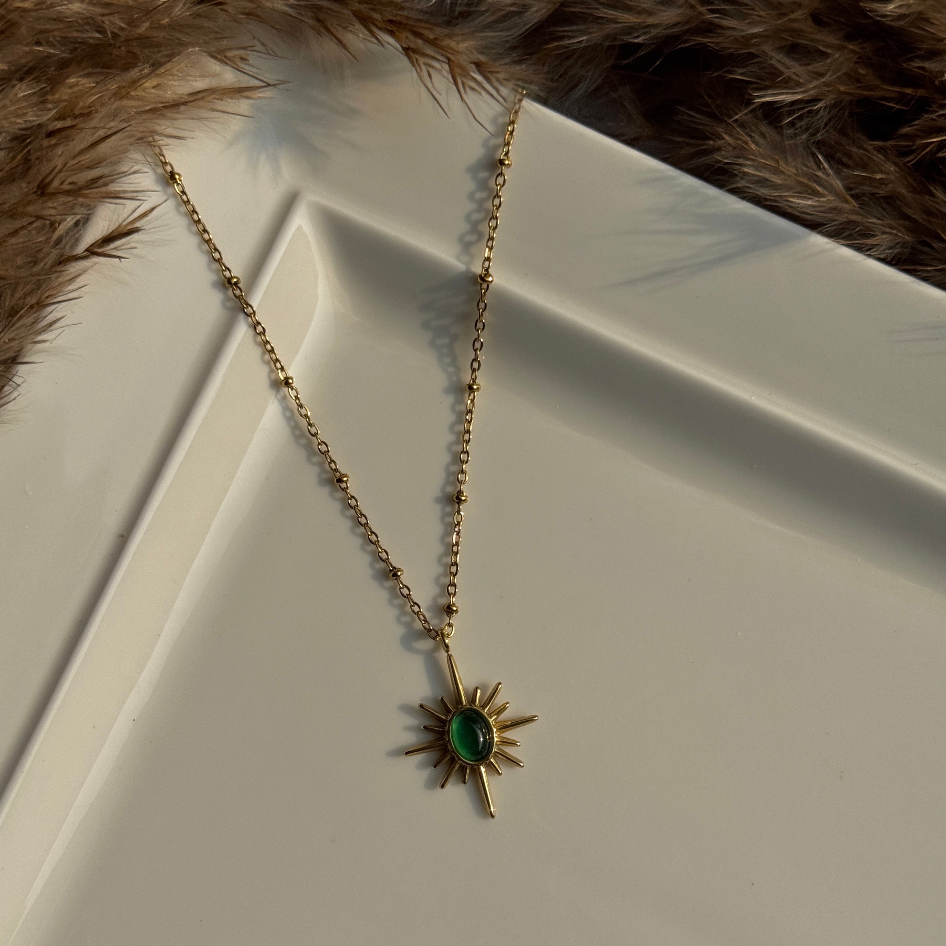 SUNBURST GREEN PENDANT NECKLACE
